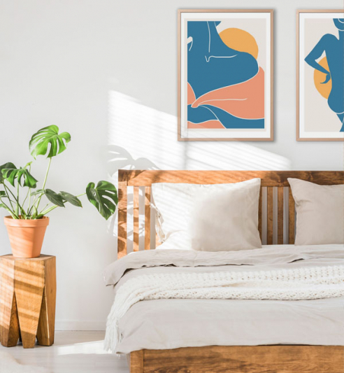Sfeervolle slaapkamer in Scandi stijl met kunstprints in houten lijst