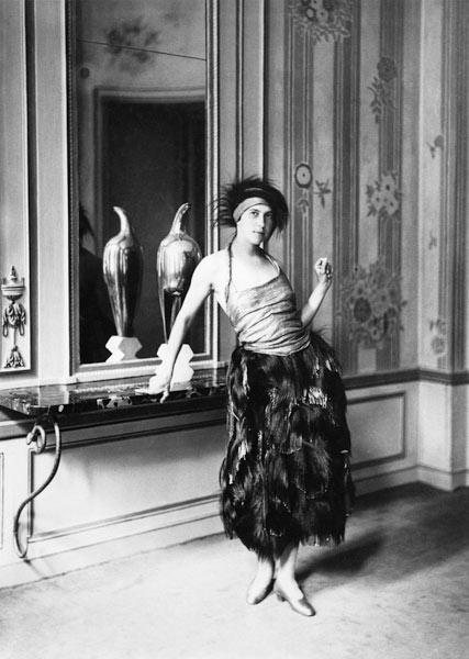 Madame Poiret in a dress by Paul Poiret (1879-1944) 1919 (b/w photo)  van Delphi Studio