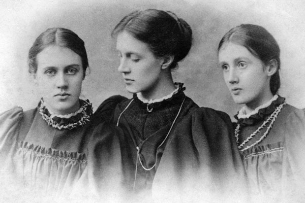 Stella, Vanessa and Virginia Stephen, c.1896 (b/w photo)  van English Photographer