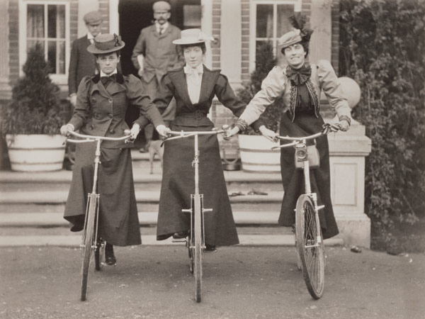 Three women on bicycles, early 1900s (b/w photo)  van English Photographer
