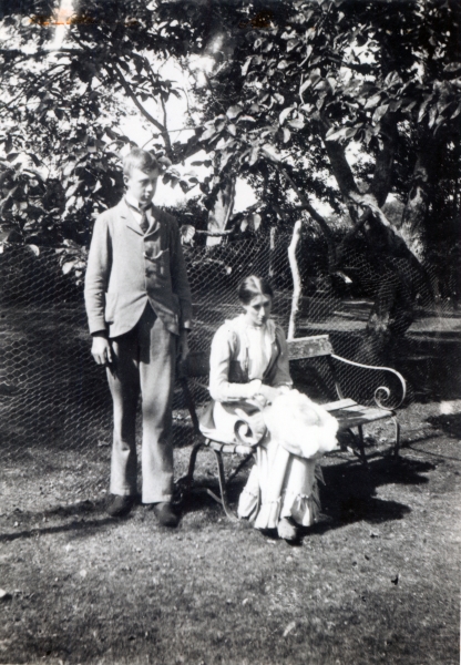 Adrian and Virginia Stephen, 1900 (b/w photo)  van English Photographer