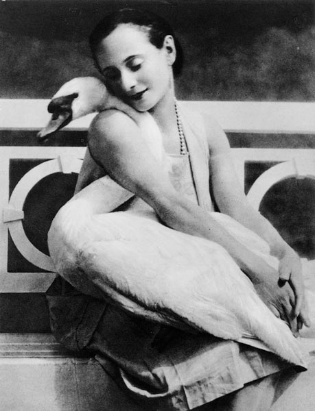 Anna Pavlova with her pet swan Jack, c.1905 van English Photographer
