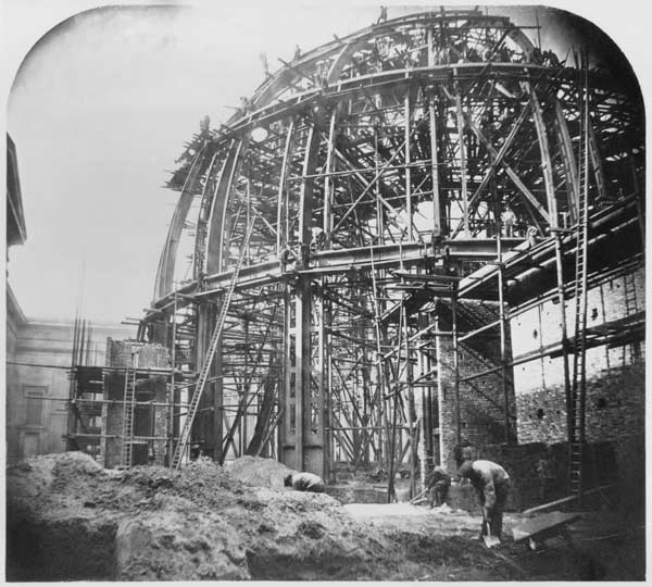 Construction of the British Museum Reading Room, 1854-57 van English Photographer