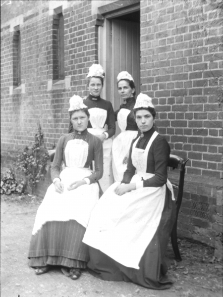 Four domestic maids (b/w photo)  van English Photographer