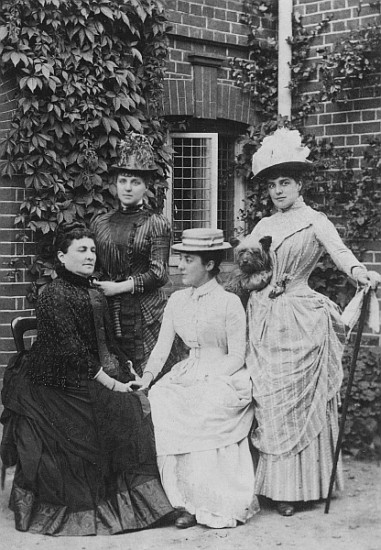 Jennie Jerome, later Lady Randolph Churchill, with her mother and sisters van English Photographer