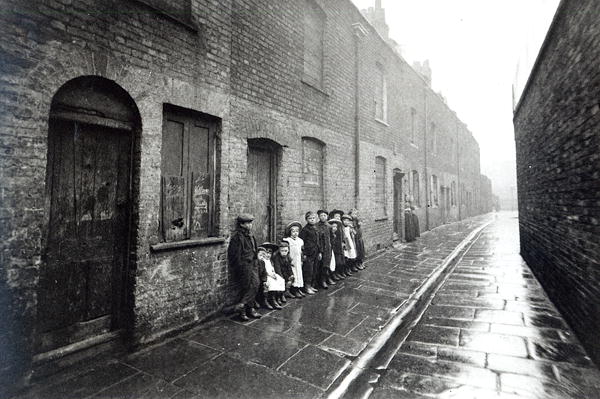 London Slums, c.1900 (b/w photo)  van English Photographer