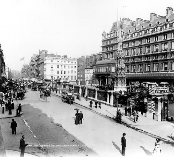 The Strand and Charing Cross Station, London, c.1890 (b/w photo)  van English Photographer