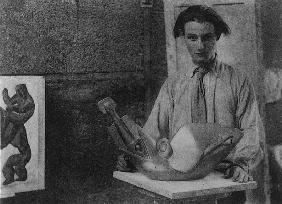 Henri Gaudier-Brzeska with his sculpture ''Bird Swallowing Fish'' in Kettle''s Yard, University of C