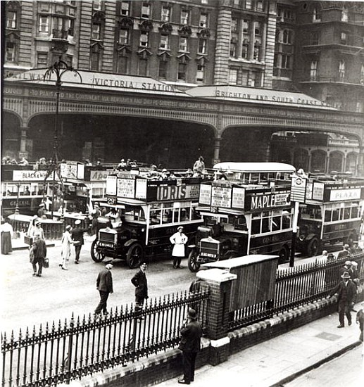 Victoria Station, 1920s van English Photographer
