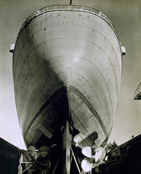 View of the RMS Queen Elizabeth, 1942 (b/w photo)  van English Photographer