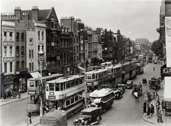 Whitechapel High Street, London, c.1930 (b/w photo)  van English Photographer