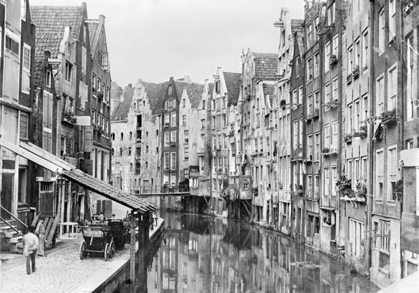 Achterburgwal, Amsterdam, early 20th century (b/w photo)  van French Photographer
