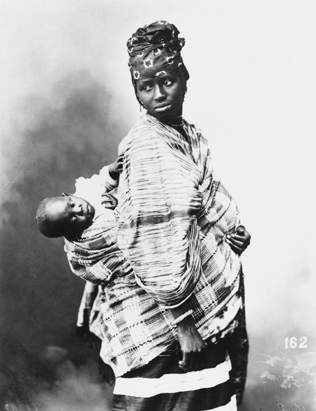 Senegalese Mother and Child, c.1900 (b/w photo)  van French Photographer