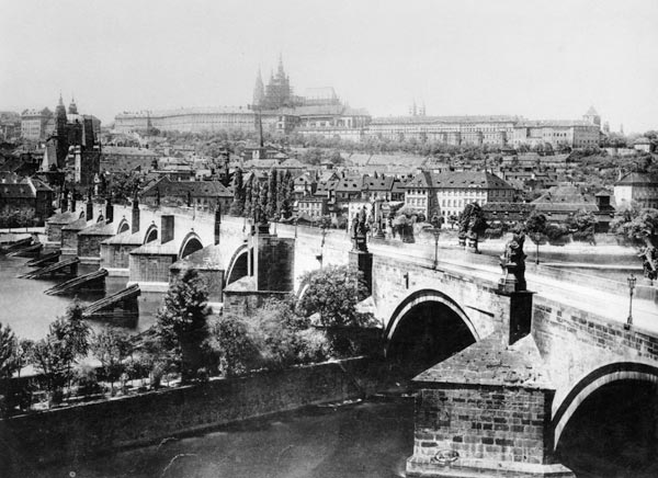 View of Prague showing the Imperial Palace (Hradschin) and the Charles Bridge,  van French Photographer