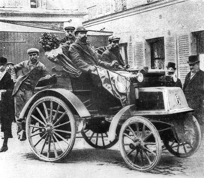 A Panhard-Levassor car winning the first prize, 1891 (b/w photo)  van French Photographer