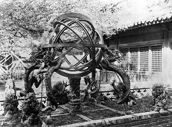 Astronomical instruments at the Imperial Observatory, Peking, China, c.1900 van French Photographer