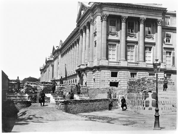 Barricade during the Commune of Paris, at the corner of Rue de Rivoli and Place de la Concorde, 1871 van French Photographer