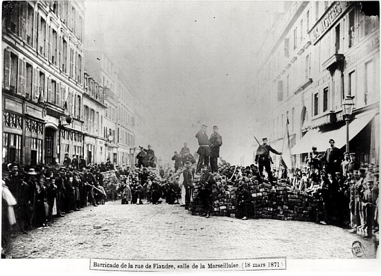 Barricade in the Rue de Flandre, during the Commune of Paris, 18th March 1871 van French Photographer