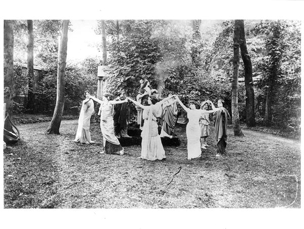 Nathalie Clifford Barney (1876-1972) with dancers dressed in togas (b/w photo)  van French Photographer