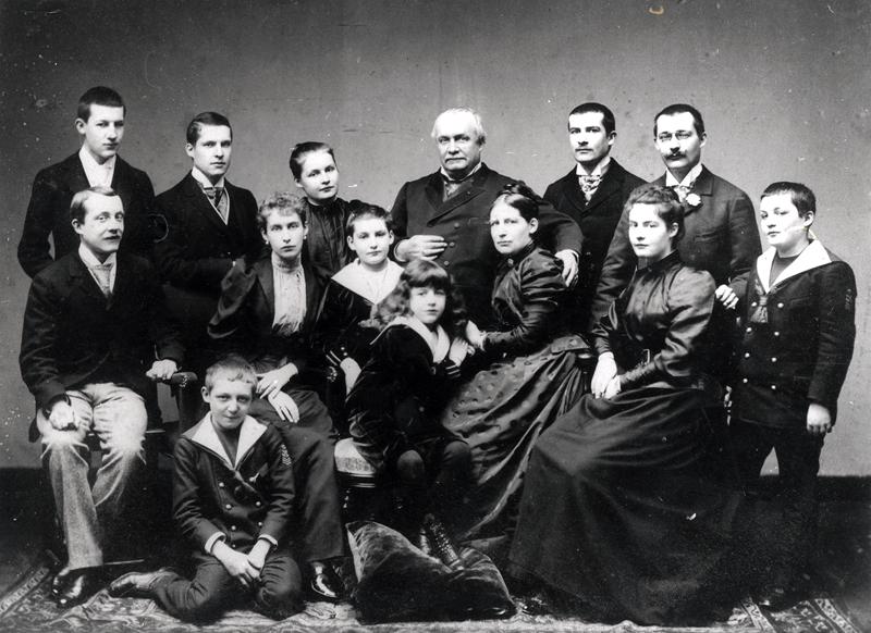 Portrait of a large family from Lyon, late 19th century (b/w photo)  van French Photographer
