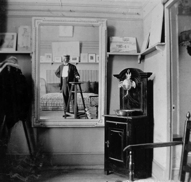 Portrait of a photographer in the studio of Henri de Toulouse-Lautrec (1864-1901) (b/w photo)  van French Photographer