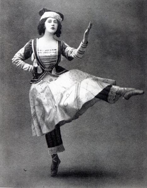 Tamara Karsavina in the ballet ''Petrouchka'', 1911 (b/w photo)  van French Photographer