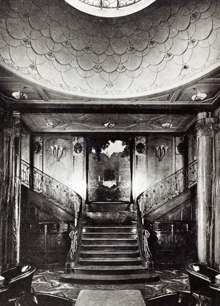 The 1st Class ''Smoking Room'' of the Ocean Liner ''Paris'', c.1925 (b/w photo)  van French Photographer