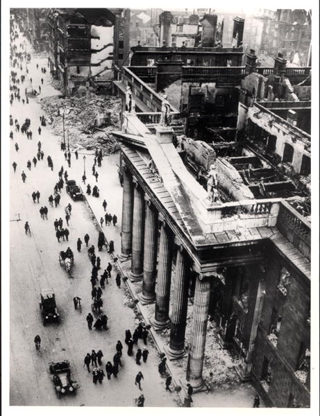 The Dublin General Post Office after the Easter Uprising of 1916 (b/w photo)  van French Photographer