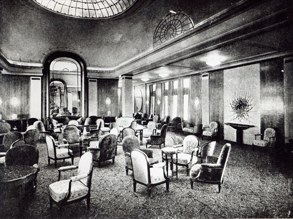 The Large Saloon in the Ocean Liner ''Paris'', July 1921 (b/w photo)  van French Photographer