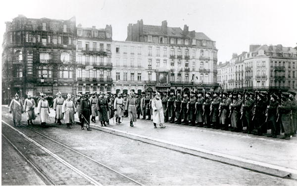 Kaiser Wilhelm II (1859-1941) and Ludwig III de Wittelsbach (1845-1921) passing in review a regiment van German Photographer