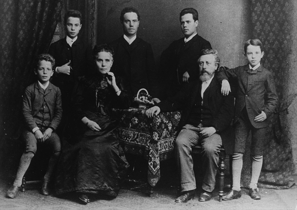 Wilhelm Liebknecht and his family (b/w photo)  van German Photographer