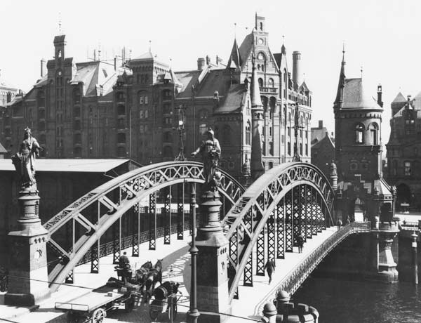 Bridge in the Speicherstadt (warehouse city) Hamburg, c.1910 (b/w photo)  van Jousset