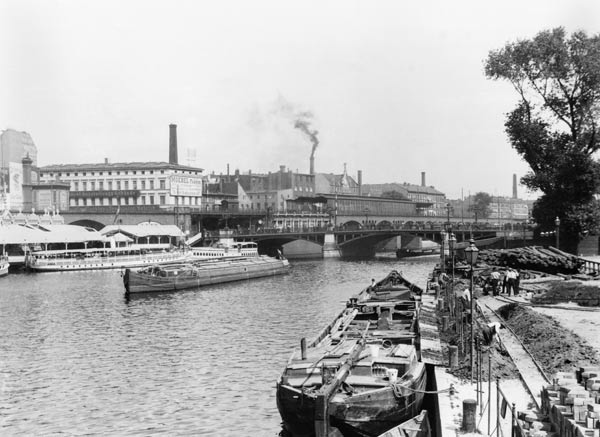 View of the River Spree, Berlin, c.1910 (b/w photo)  van Jousset