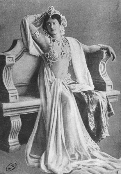 Mata Hari, 1910 (b/w photo)  van Reutlinger Studio (1850-1937)