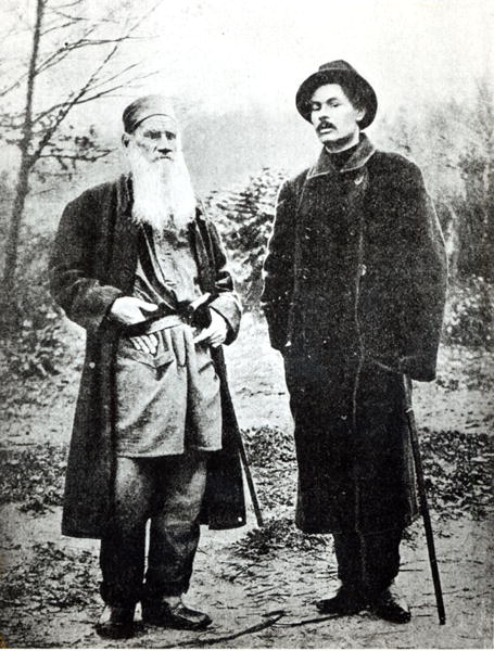 Maxim Gorky (Aleksei Maksimovich Peshkov) visiting Lev Tolstoy at Yasnaya Polyana in 1900 (b/w photo van Russian Photographer