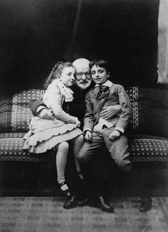 Victor Hugo (1802-85) and his grandchildren Georges and Jeanne, 1881 (b/w photo)  van A. Melandri
