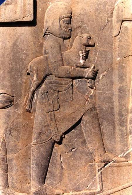 A Mede carrying a sacrificial lamb up the eastern stairway of the south portico of Darius' palace van Achaemenid