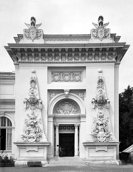 Gate of the military exhibition at the Universal Exhibition, Paris van Adolphe Giraudon