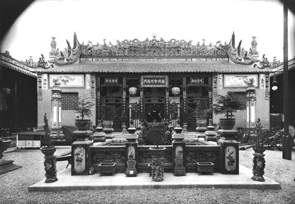 The Chinese Pavilion at the Universal Exhibition of 1889 in Paris (b/w photo)  van Adolphe Giraudon