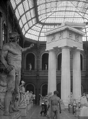 Ecole Nationale des Beaux-Arts, Palais des Etudes, the glass courtyard, c.1890-99 (b/w photo) 