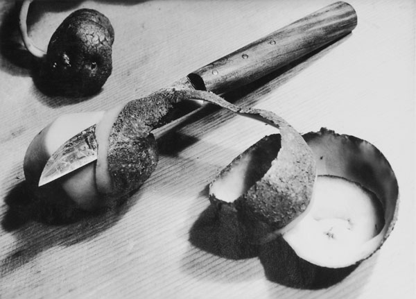 Kartoffel mit Messer van Aenne Biermann