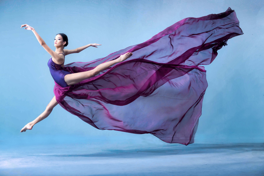 Flying ballerina van Agus Adriana