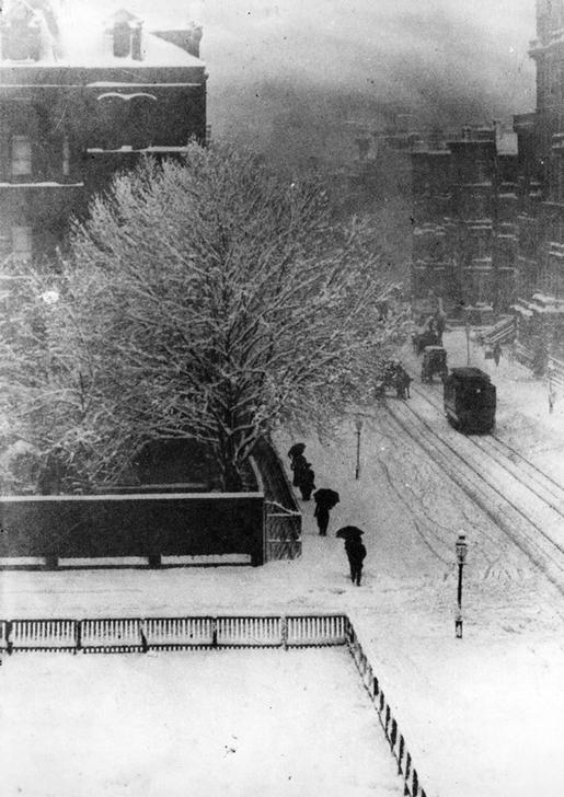 Straßenbild im Winter van Alfred Stieglitz