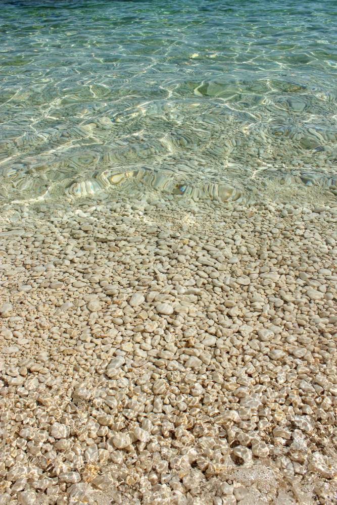 Aqua Ocean and Golden Pebbles van Alyson Fennell