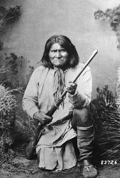 Geronimo holding a rifle, 1884 (b/w photo)  van American Photographer