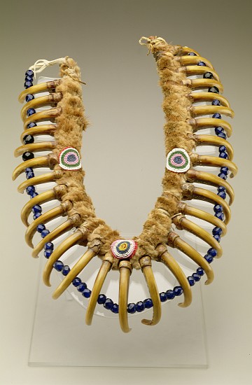 Grizzly Bear Claw Necklace, Iowa, Native American van American School