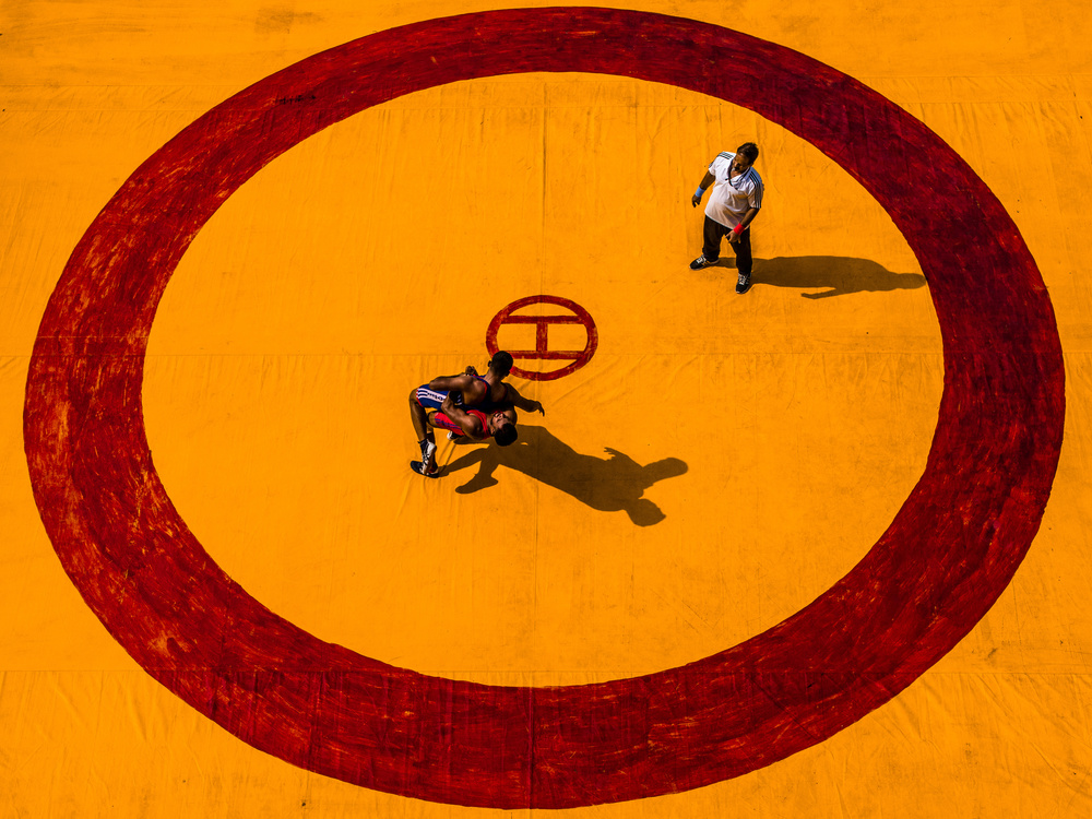Wrestle in Circle of Yellow van Amit Paul