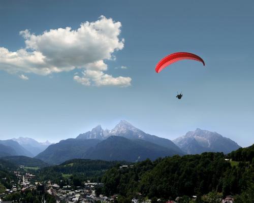 Watzmann, Berchtesgaden und Paraglider van Andreas Weber