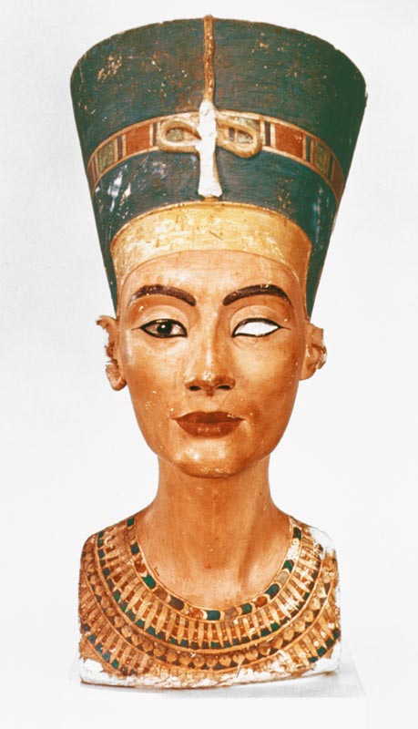 Bust of Queen Nefertiti, front view, from the studio of the sculptor Thutmose at Tell el-Amarna van Anoniem