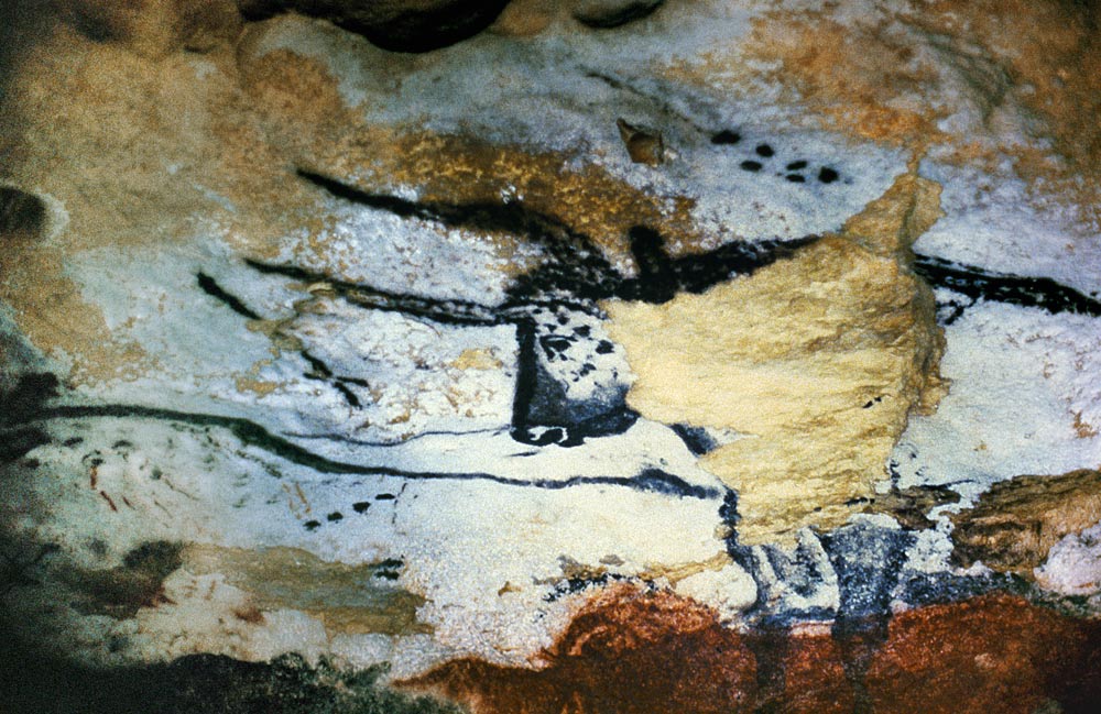 Rock painting of a bull with long hornsthe Hall of Bulls van Anoniem